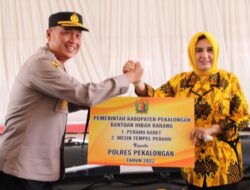 Polres Pekalongan Terima Bantuan Perahu Karet dan Mesin tempel dari Pemda Kabupaten Pekalongan