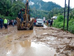 Kapolres Toba AKBP Taufiq Hidayat Thayeb ,S.H , S.I.K melalui Kasi Humas Polres Toba membenarkan bahwa ada nya longsor yang menutupi jalan lintas Sumatera antara Medan ke Tarutung.