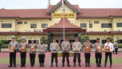 Kapolres Tegal Kota, Berikan Penghargaan Kepada Anggotanya Yang Berprestasi