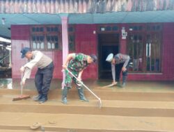 Gotong Royong, Polres Malang Bersama TNI dan Warga Bersihkan Lokasi Banjir Bandang di Sumbermanjingwetan