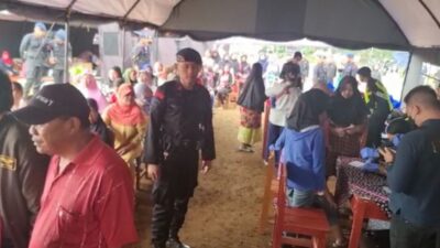 Tim Medis Brimob Polri Jemput Bola Beri Pelayanan Kesehatan Pengungsi Gempa Cianjur