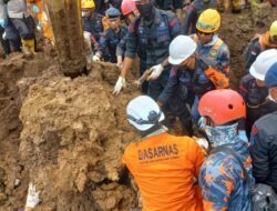 Hujan Rintik Sejak Pagi Tak Halangi Evakuasi 5 Korban Gempa Cianjur