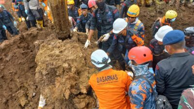 Hujan Rintik Sejak Pagi Tak Halangi Evakuasi 5 Korban Gempa Cianjur