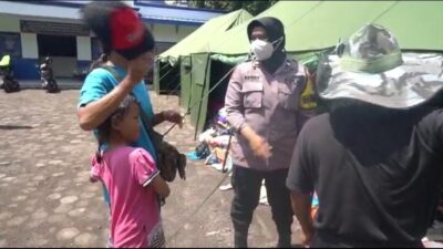 Rumahnya Hancur Akibat Gempa Cianjur, Polwan Bhabinkamtibmas Ini Tetap Jalani Tugas Layani Masyarakat