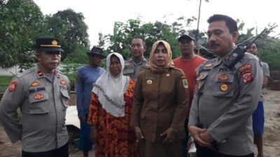 Kapolsek Purwasari Datangi Rumah Roboh Akibat Angin Kencang