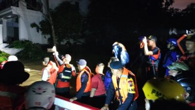 Semarang Kembali Diterjang Banjir, Polda Jateng dan SAR Gabungan Lakukan Evakuasi