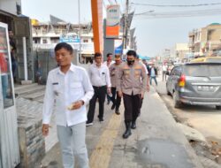 Kapolres Toba bersama Wakil Bupati Tinjau Kegiatan Pengecatan Trotoar dan Marka Jalan