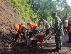 Sigap, Polsek Pageruyung Bersama Masyarakat Gotong Royong Bersihkan Material Tanah Longsor