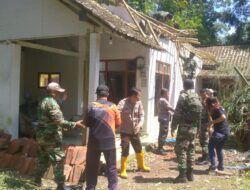 Kompak, Polisi Bersama TNI dan Warga Perbaiki Rumah Pasca Angin Puting Beliung di Bondowoso