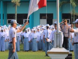 Bertindak Sebagai Inspektur Upacara, Kapolsek Grabag Ajak Pelajar Hindari Konflik Dengan Hukum