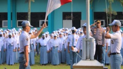 Bertindak Sebagai Inspektur Upacara, Kapolsek Grabag Ajak Pelajar Hindari Konflik Dengan Hukum