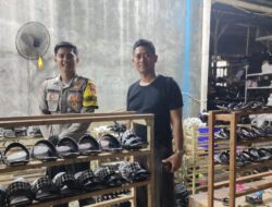 Dukung Perkembangan UMKM, Bhabinkamtibmas Polsek Conggeang Silaturahmi Dengan Pengrajin Sandal