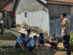 Bhabinkamtibmas Polsek Buahdua Berikan Pembinaan Terhadap Sekelompok Pelajar Yang Ketahuan Membolos Sekolah