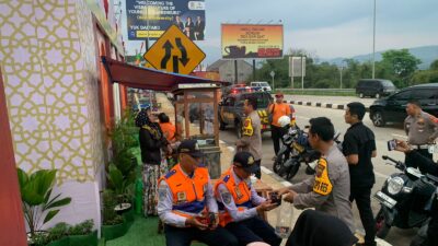 Kapolres Sumedang Bagikan Takjil Kepada Petugas Pengamanan di Pos Terpadu Sumedang Kota