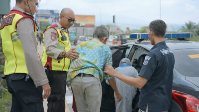 Kangen Anak Cucu! Dua Lansia Berjalan Menyusuri Tol, Polisi Segera Mengantarkan Keduanya