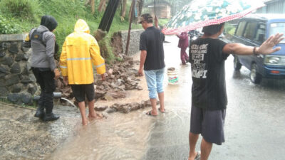 Bhabinkamtibmas Polsek Sumedang Utara Bantu Warga Evakuasi Tiang Telepon Yang Terbawa Pergeseran Tanah