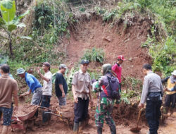 Sinergitas Polsek, Koramil dan Warga Jatigede Bersihkan Material Longsor di Desa Kadujaya