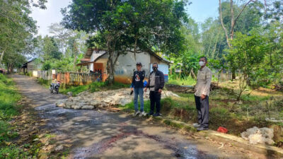 Warga Keluhkan Adanya Tumpukan Bangkai Ayam, Bhabinkamtibmas Polsek Situraja Sigap Tindak Lanjuti Laporan Warga