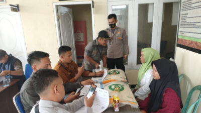 Babinkamtibmas Polsek Wado Monitoring Penyaluran Bantuan Pangan Dari Bulog Alokasi Bulan Maret 2023 Di Desa Cisurat