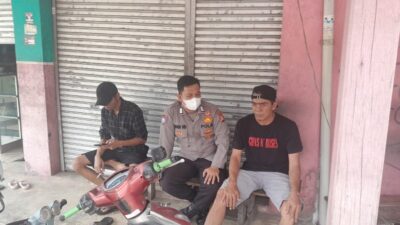 Babinkamtibmas Desa Sukapura Polsek Wado Anjangsono ke Warga