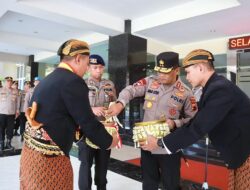 Peringati HUT Bhayangkara Ke-77, Polda Jateng Gelar Tradisi Penyerahan Air Suci Untuk Pencucian Pataka