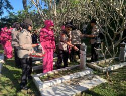 Ziarah dan Tabur Bunga di Taman Makam Pahlawan Cimayor Sumedang untuk Memperingati Hari Bhayangkara ke-77