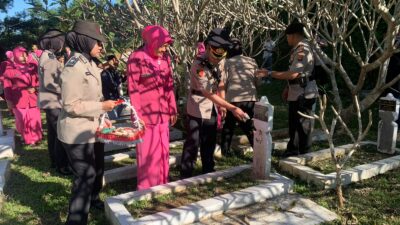 Ziarah dan Tabur Bunga di Taman Makam Pahlawan Cimayor Sumedang untuk Memperingati Hari Bhayangkara ke-77