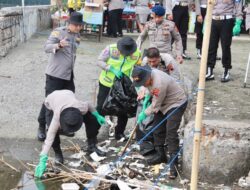 Bentuk Peduli Lingkungan, Kapolda Jateng Turun Langsung Bersihkan Sampah Di Pantai Tirang