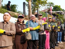 DPRD Bersama Polri Lestarikan Alam Dengan Melakukan Penanaman Pohon