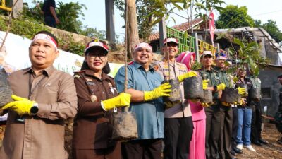 DPRD Bersama Polri Lestarikan Alam Dengan Melakukan Penanaman Pohon