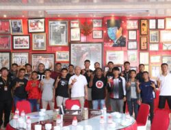 Bupati Taput Lepas Tim Sepak Bola U-16 pada Kejurda FOSSBI Sumatera Utara di Labuhan Batu Selatan