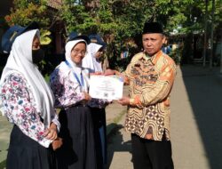 Kepala Sekolah SMPN 2 Padalarang Beri Penghargaan Pada Siswa/i Berprestasi