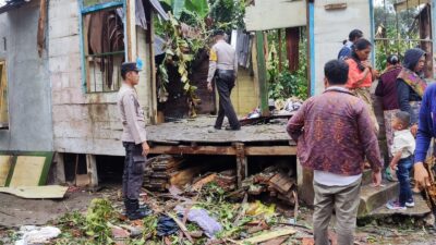 Akibat Angin Puting Beliung Rumah Warga Tertimpa Pohon Kemiri 1 Orang Tewas