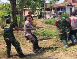 Untuk Cegah Banjir, Polisi dan TNI Bersama Warga Bersihkan Jalur Sungai di Ponorogo