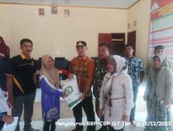 Kepala Kampung Gunung Tapa Ilir, Kecamatan Gedung Meneng, Kabupaten Tulang Bawang, Provinsi Lampung Salurkan Bantuan Beras