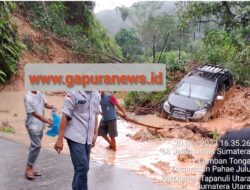 Satu Unit Minibus Tertimpa Tanah Longsor Di Jalan Lintas Sumatera Pahae julu