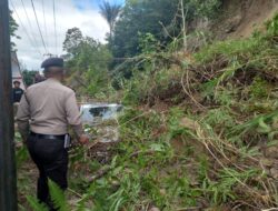 Personel Polres Taput Selamatkan Penumpang Mobil Tertimpah Tanah Longsor di Jalinsum Tarutung – Sipirok Taput.