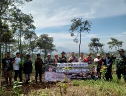 ANTISIPASI BAHAYA EROSI DAN LONGSOR, DANRAMIL TANJUNGSARI DAN BABINSA GENTENG AJAK WARGANYA, MENANAM 1700 POHON DI LAHAN KRITIS CIPACET