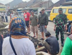 Danramil 1001 Sumedang Utara Bersama PLT Lurah Situ Giat Karya Bakti Bersihkan Selokan