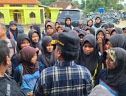 Ratusan Siswa SMP Bantu Warga Korban Banjir