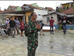 Babinsa Koramil Cimanggung Berikan Trauma Healing, Anak-Anak Desa Sukadana Kembali Tersenyum Setelah Dampak Angin Puting Beliung