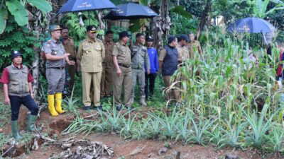 Dr. Imran Tinjau Tanah Retak di Desa Sukamelang Kasomalang