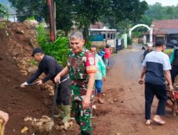 Serka Madsufi Babinsa Desa Cilembu Koramil 1004 Tanjungsari Kodim 0610 Sumedang Laksanakan Karya Bakti bersama warga dan Perangkat Desa Cilembu