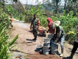 Sertu Enceng Darusman Babinsa Desa Bantarmara Koramil 1002/Cimalaka Kodim 0610 Laksanakan Karya Bakti Pengecoran Jalan Desa