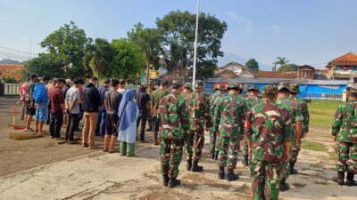 Semangat Ramadhan, Babinsa Bersihkan Alun-alun Tanjungsari, Jelang Idul Fitri 1445 H