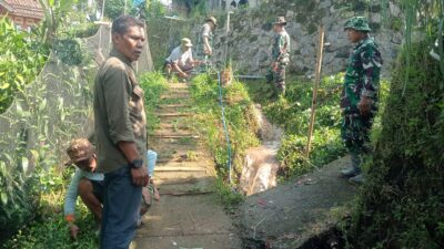 Dandim 0610/ Sumedang Letkol Kav. Cristian Gordon Rambu M.Si.Han Beserta Jajaran Anggota Kodim 0610/Sumedang Bersihkan Selokan dan Parit