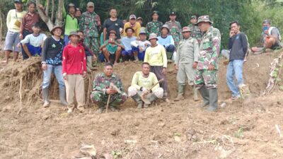 Kapten Inf Wawan Rahmat Senjaya /Danramil 1009 Tomo/ Kodim 0610 Sumedang melaksanakan Karya Bakti