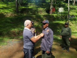 Babinsa Koramil 0411 Bersama Babinkantibmas Desa Wadas Memberi Latihan Satlinmas di Bandung