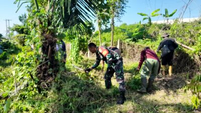 Babinsa Desa Cacaban Koramil 1007/Congeang Kodim 0610 /Sumedang Serda Perlin Laksanakan Karya Bakti Bersihkan Makam