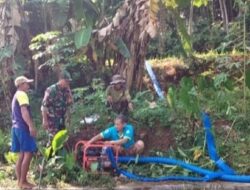 Sertu Atep Iskandar Anggota Koramil 1010/Darmaraja Kodim 0610/Sumedang Monitoring Pengecekan Pompa Air
